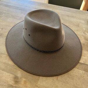 Akubra TABLELANDS hat in Sorrel Tan. Size 56.